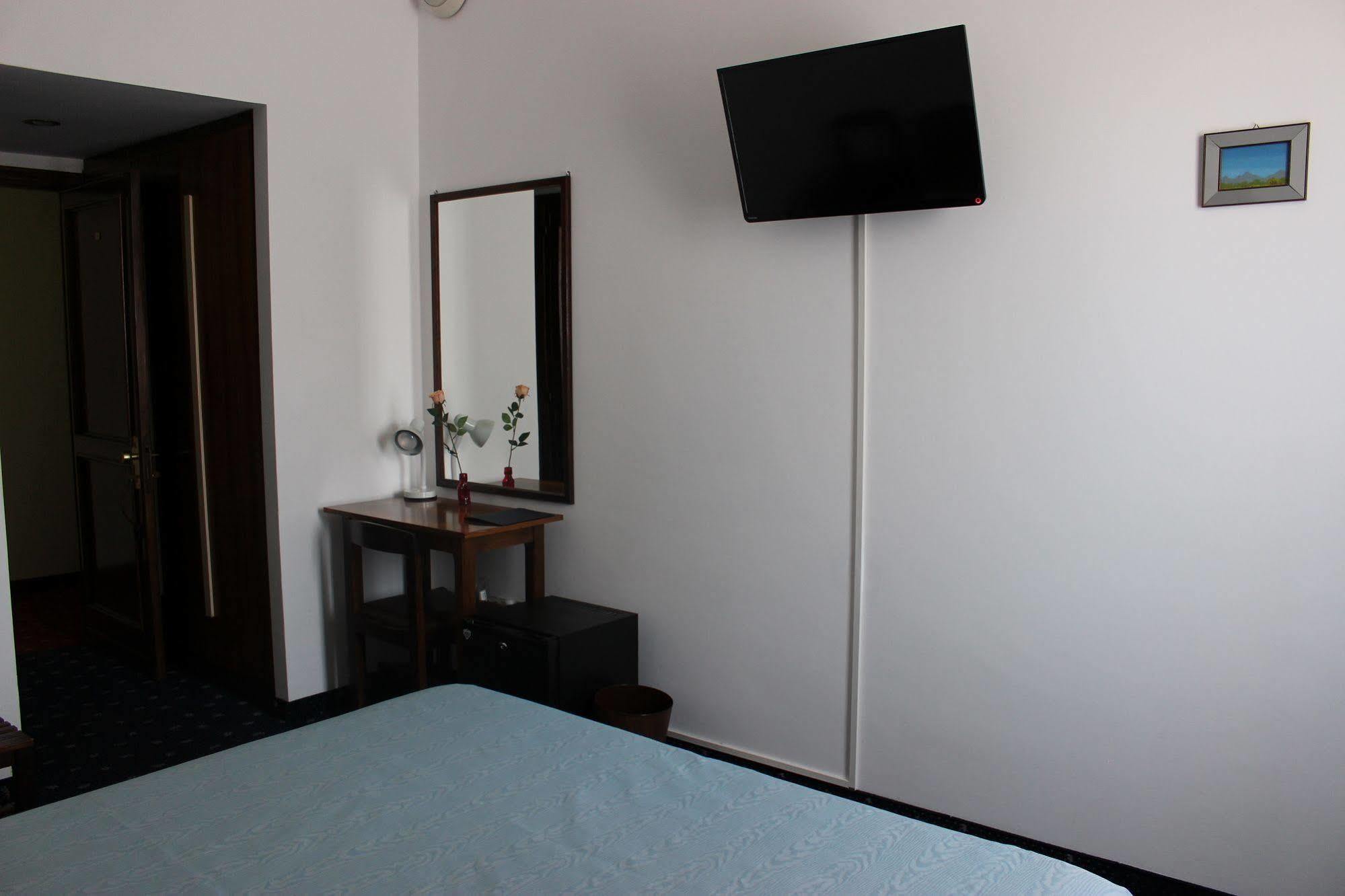 Hotel Pinolo Gubbio Exteriör bild