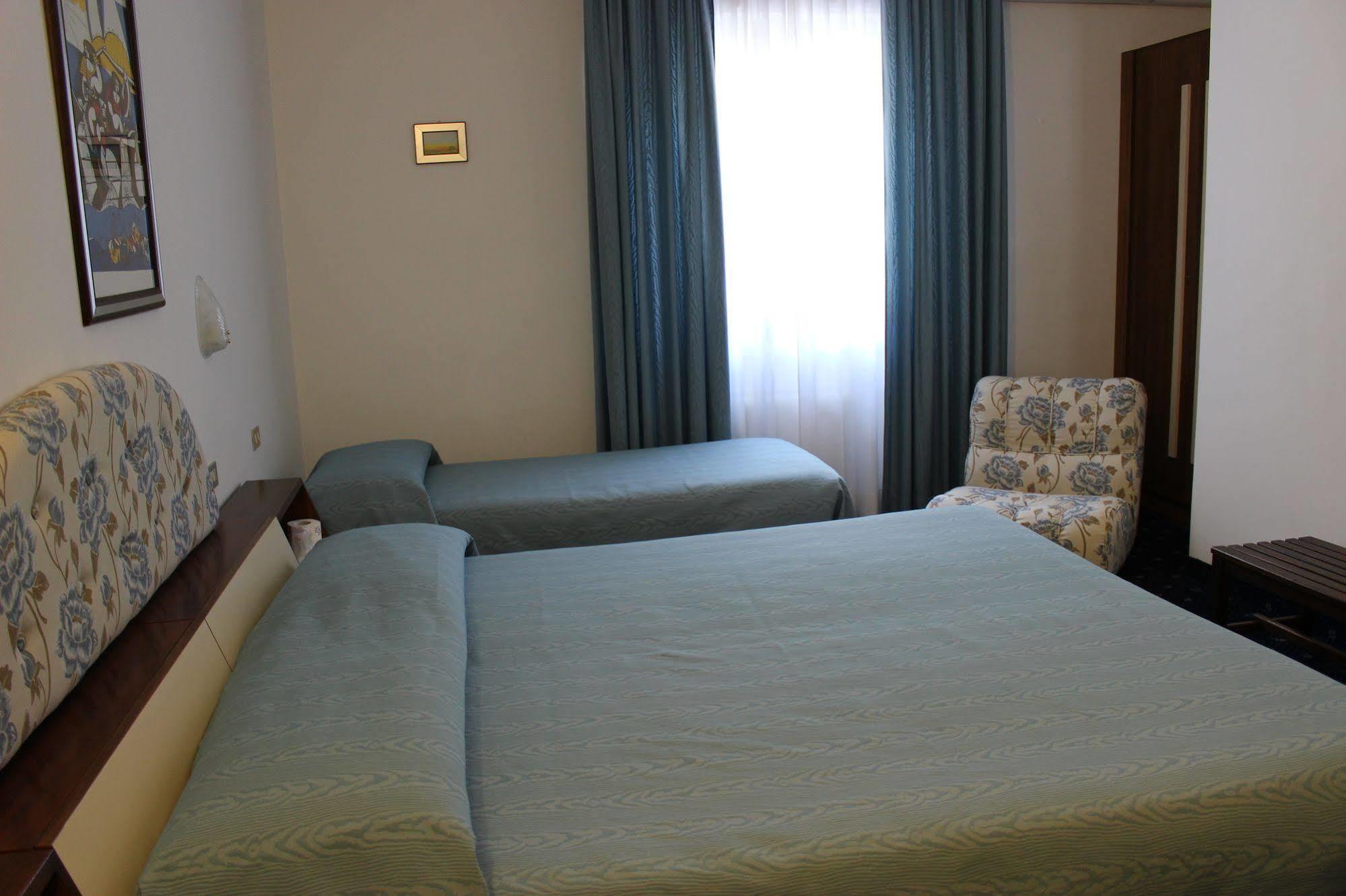 Hotel Pinolo Gubbio Exteriör bild